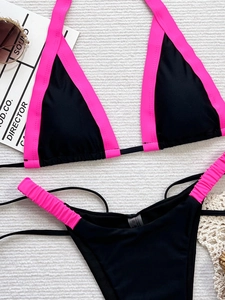 Flachbild von schwarzem und neonpinkem Bikini-Set mit hohem Beinausschnitt und Sommer-Deko