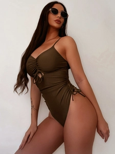 Costume intero verde oliva con dettagli cut-out e lacci laterali regolabili