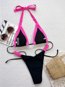 Flachbild eines schwarzen Bikinis mit rosa Rand, S-Label und Schlitzen für die Polsterung