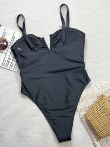 Detailliertes Flat Lay eines schwarzen Badeanzugs mit tiefem V-Ausschnitt und Trägern