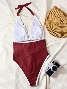 Flachbild eines rot-weißen Neckholder-Badeanzugs mit modischen Strand-Accessoires