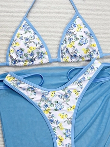 Set bikini 3 pezzi floreale con top a fascia e gonna da spiaggia in rete azzurro chiaro
