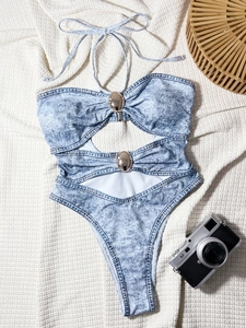 Details des Badeanzugs im Denim-Print mit Neckholder und goldenen Metallschnallen