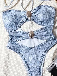 Detailansicht Badeanzug in Jeans-Optik mit großen silbernen Metallschnallen auf Waffelpiqué