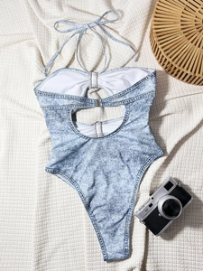 Detailansicht hellblauer Badeanzug im Denim-Print mit Metallringen und Cut-Out-Design