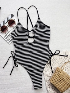 Détail du maillot de bain une pièce à rayures noires et blanches avec découpe latérale