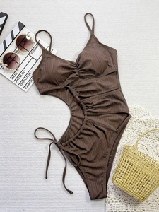 Détails du maillot de bain marron côtelé avec découpes et cordons de serrage stylés