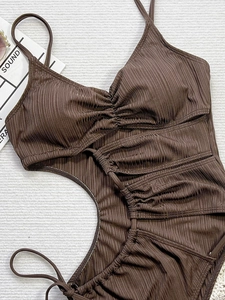Gros plan d'un maillot de bain marron côtelé avec découpes latérales et coutures fines