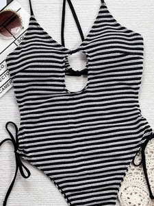 Détail de la texture du maillot de bain rayé avec licou et découpe sur le devant