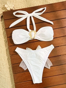 Bikini deux pièces blanc avec licou, anneau métallique doré et nœuds en résille