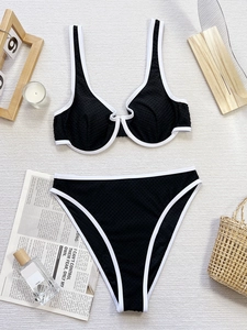 Bikini due pezzi nero a nido d'ape con bordo bianco e slip a vita alta per la spiaggia