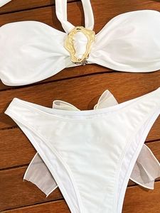 Ensemble bikini blanc à licou avec anneau doré et détails en résille sur le bas du maillot