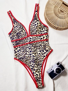 Maillot de bain une pièce léopard chic avec décolleté en V profond et bordure rouge
