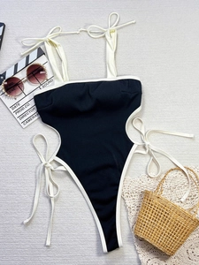 Monokini classique noir et blanc avec découpes latérales et détails de bretelles blanches