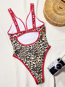 Maillot de bain une pièce imprimé léopard avec décolleté plongeant et bordure rouge