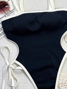 Maillot de bain une pièce noir pour femmes avec bordures blanches et lacets latéraux