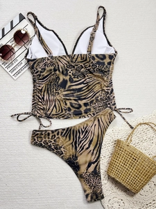 Bikini da donna leopardato con scollo a V e coulisse laterale su sfondo bianco strutturato