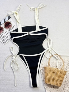 Maillot de bain une pièce ajouré noir et blanc avec détails de nouage latéraux