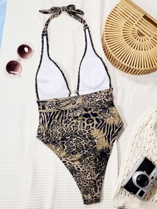 Primo piano di costume da bagno intero animalier con scollo all'americana e profondo scollo a V