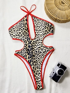 Dettaglio del costume da bagno leopardato intero con bordo rosso e cut-out