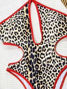 Dettaglio dell'idrocostume leopardato con bordi rossi e tagli cut-out su fondo bianco