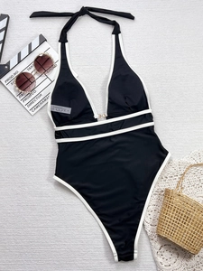 Primo piano dell'etichetta di lavaggio per monokini bicolore in poliammide ed elastan