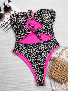 Maillot de bain une pièce léopard avec bordures roses, découpe et nœuds décoratifs