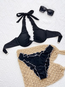 Maillot de bain deux pièces noir avec volants blancs et licou pour la plage d'été