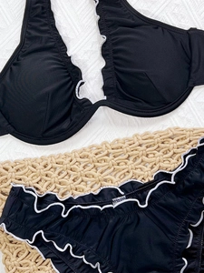 Bikini deux pièces noir avec volants blancs et haut à armatures plissé pour femmes