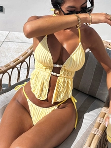 Détail du bikini côtelé jaune avec fermeture perlée à l'avant et licou élégant