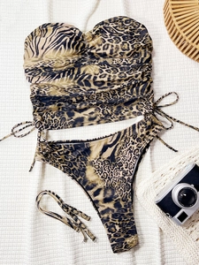 Zweiteiliges Bikini-Set mit Leopardenmuster, gerafftem Bandeau-Top und seitlich gebundenem Höschen
