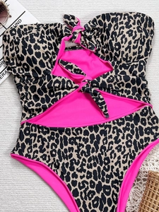 Détails du maillot de bain léopard avec découpes, bordures roses et nœud décoratif