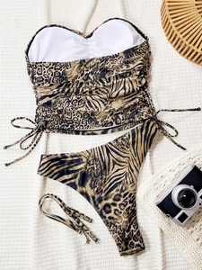 Zweiteiliger Bikini mit gemischtem Tierprint, Bandeau-Top und hochgeschnittenem Höschen