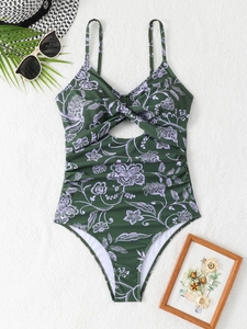 Vue détaillée d'un maillot de bain floral avec découpe et accessoires d'été
