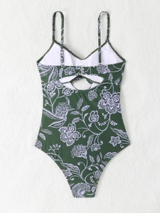 Détail à plat d'un maillot de bain une pièce à fleurs vert olive avec dos nu et boucle