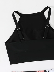 Détail du haut de bikini sport noir avec bretelles réglables et boucles métalliques