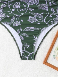 Détail à plat d'un bas de maillot de bain vert foncé avec motifs floraux vintage