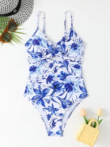 Détail à plat d'un maillot de bain floral bleu avec découpe et décolleté en V noué