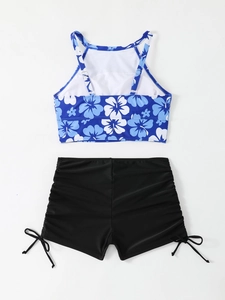 Détails du haut de tankini fleuri bleu blanc et short de bain noir à cordon réglable