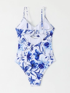 Détail d'un maillot de bain blanc avec imprimé floral bleu et boucle métallique au dos