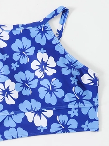 Gros plan sur l'imprimé floral d'hibiscus bleu et la texture du tissu de maillot de bain
