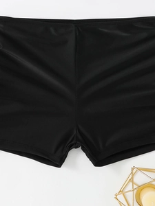 Vue détaillée du short de bain noir à séchage rapide avec coutures lisses et élastique