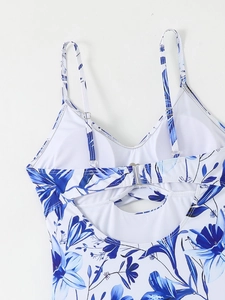 Détail d'un maillot de bain floral avec bretelles réglables et boucle en métal au dos