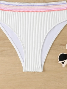Dettaglio slip bikini bianco a coste con fascia elastica colorata a righe pastello