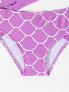 Detailweergave van paars zwembroekje met zeemeermin schubbenpatroon en zijruches