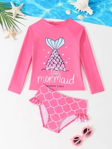 Detail van roze meisjeszwempak met lange mouwen, zeemeerminprint en ruches broekje
