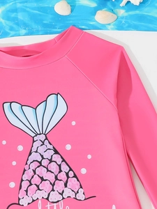Detail van roze meisjes zwempak met lange mouwen en zeemeermin print