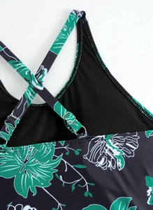 Detail van gekruiste bandjes en verstelbare gespen op de bloemenprint badkleding