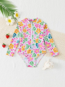 Dettaglio del costume da bagno bimba a maniche lunghe con stampa floreale e zip frontale