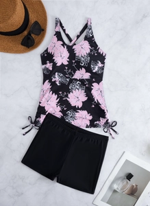 Detail van een tweedelige bloemen tankini met high-waisted shorts en zijdelingse trekkoorden